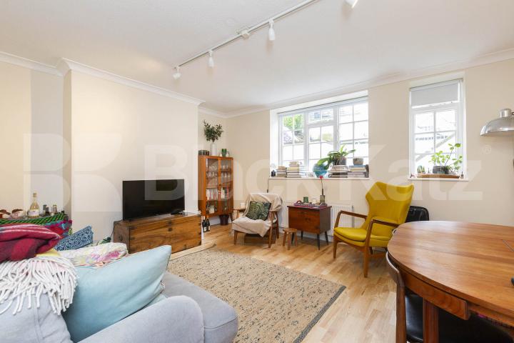 Stunning spacious two bed garden flat within a period house by Regents Park. Oval Road, Regents Park / Camden 